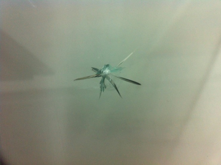 汽車擋風玻璃裂痕修復前