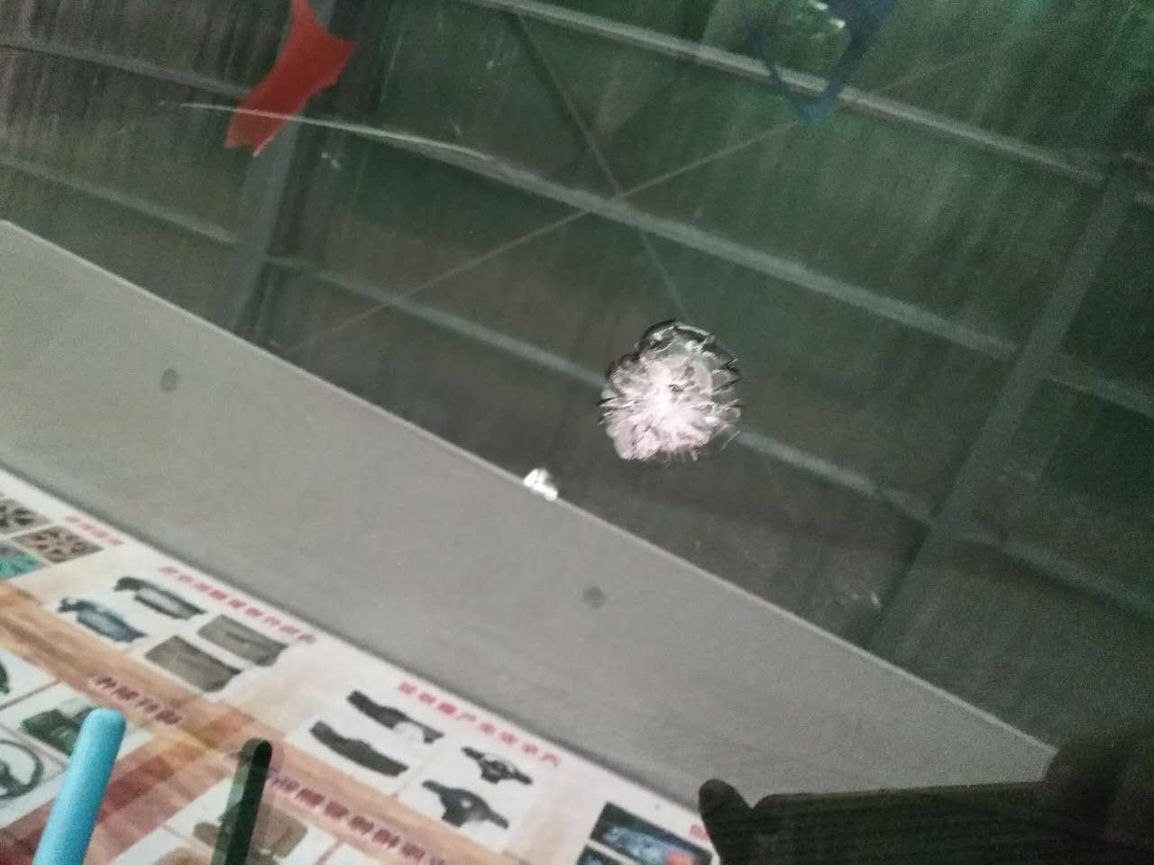 汽車擋風玻裂痕修復前