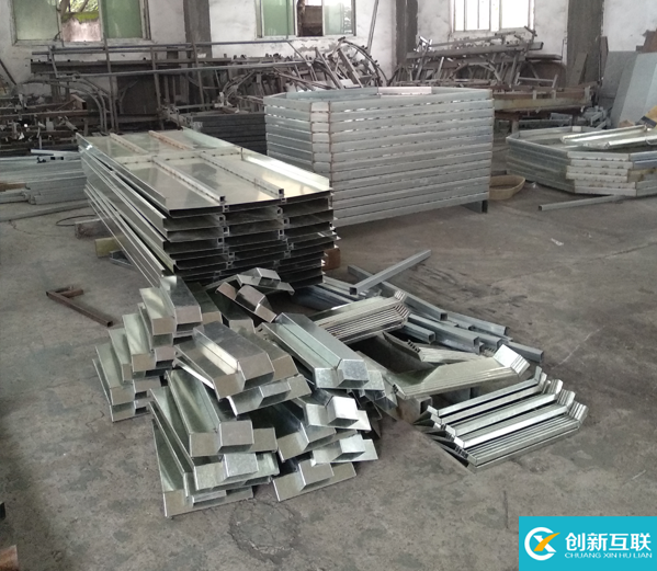 勾臂式垃圾車箱體有條不紊的生產加工中