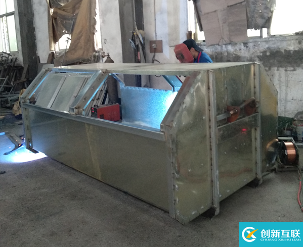 勾臂式垃圾車箱體有條不紊的生產加工中