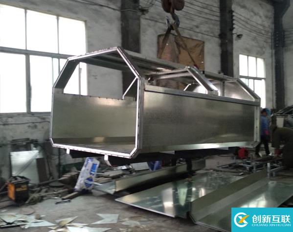 勾臂式垃圾車箱體有條不紊的生產加工中