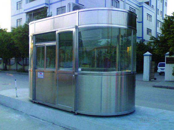 四川保安崗?fù)ざㄖ频囊话愠叽缬心男?/></p><p>治安崗?fù)ぞ哂姓陉枴跤辍嵱谩⒚烙^的作用，它主要是用來給治安人員休息的場所，及保護(hù)我們?nèi)藗內(nèi)罕娚踩O(shè)立的。治安崗?fù)ね庥^造型各式各樣，同時從不同的方面來看保安崗?fù)ぃ兄灰粯拥娘L(fēng)采。治安崗?fù)みm用于高速公路,廣場,公園,體育場所,醫(yī)院,街道及其他的一些公共場所</p><p>治安警亭不僅起著街面警務(wù)平臺、主城區(qū)治安道防線的作用，在警亭執(zhí)勤的民警同時還要接受“110”指令和群眾報警求助，隨時處置各類突發(fā)性事件。在群眾報警或110報警服務(wù)臺指令后，警亭執(zhí)勤民警迅速趕到現(xiàn)場進(jìn)行先期處置，大大提高了快速反應(yīng)能力。平安警亭外觀標(biāo)識統(tǒng)一，全力打造服務(wù)群眾的“前沿派出所”。每個警亭相互聯(lián)網(wǎng)、相互策應(yīng)，大大提高了實戰(zhàn)效能，構(gòu)筑了精密防范的銅墻鐵壁，群眾的安全感和滿意度大幅提升。</p><p>四川<a href=