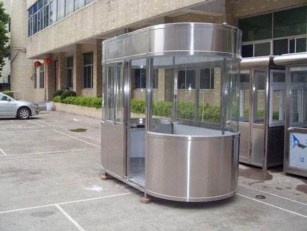 四川崗?fù)ぶ谱?/></p><p>四川崗?fù)せ九渲谜f明：</p><p>主架采用80*80*3.0mm鋼架結(jié)構(gòu)，40*60*2.0方管支架。</p><p>四面板采用雙層聚氨酯保溫材料，兩層12mm厚木板，外板采用2mm厚復(fù)合鋁板制作，內(nèi)板采用2mm厚鋁板固定。</p><p>底部采用30*50+30*30鋼架結(jié)構(gòu)固定，中間夾層為12mm厚木板，木板中間夾層聚氨酯保溫材料，地面采用防滑鋁板。</p><p>頂部采用30*50鋼架結(jié)構(gòu)固定，中間一層隔熱板，上層采用30*30+30*50鋼架結(jié)構(gòu)加強(qiáng)固定性，***上層采用12mm彩鋼板固定，進(jìn)口防水材料密封，杜絕漏水和滲水，內(nèi)頂為豪華裝飾板吊頂。</p><p>活動(dòng)門窗：不銹鋼拉門和不銹鋼移窗。</p><p>崗?fù)?nèi)配制：工作臺(tái)面、吸頂燈、暗敷線路、開關(guān)、插座、配電箱。</p><p>以上是一般標(biāo)配型的，還可以根據(jù)客戶所需的材料、功能、用途、配置定制。</p>  <p>
    新聞名稱：<a href=